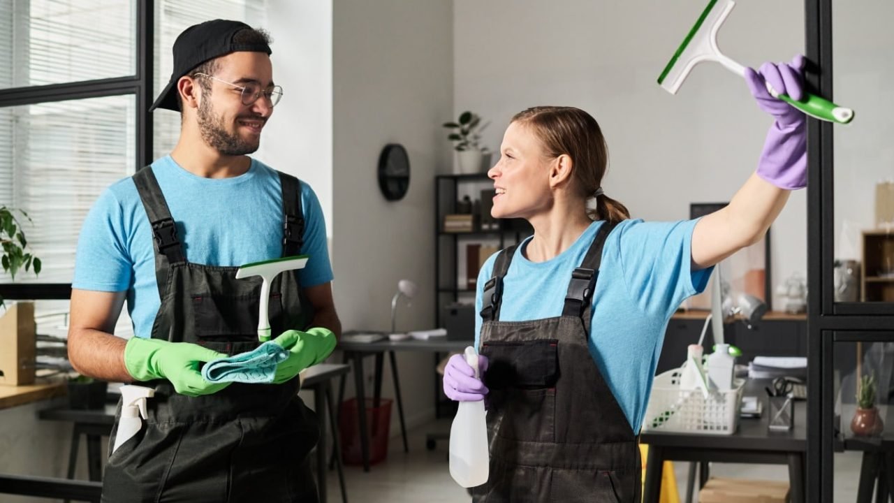 Deux intervenants de Chim's Chic et Propre en cours de nettoyage