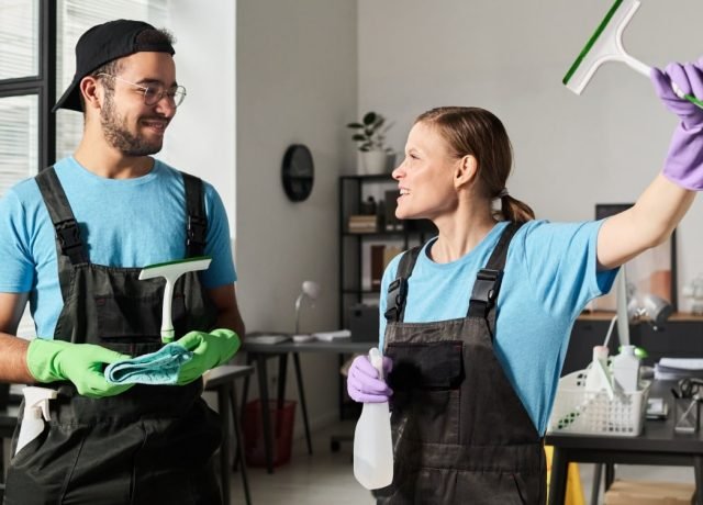Deux intervenants de Chim's Chic et Propre en cours de nettoyage
