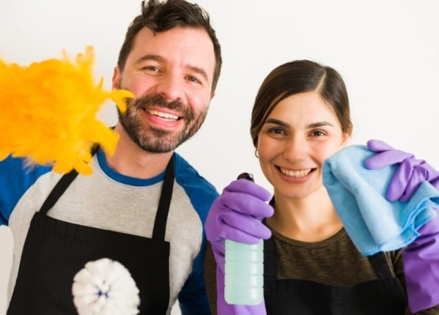Deux intervenants de Chim's Chic et Propre avec leur matériel