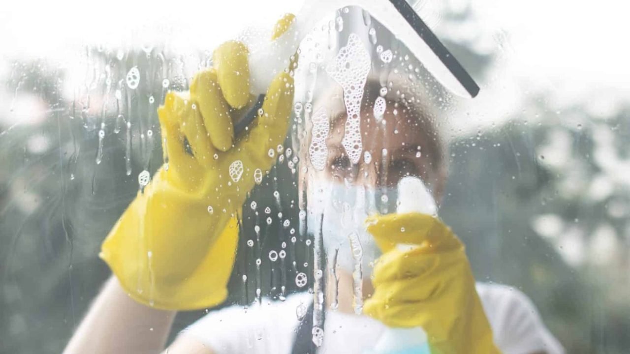 Lavage de vitre à la raclette, intérieur et extérieur
